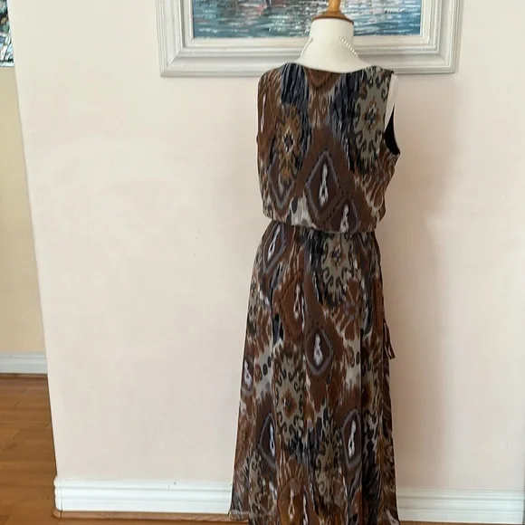 Addressing woman lined sleeveless dress. - Picture 5 of 8